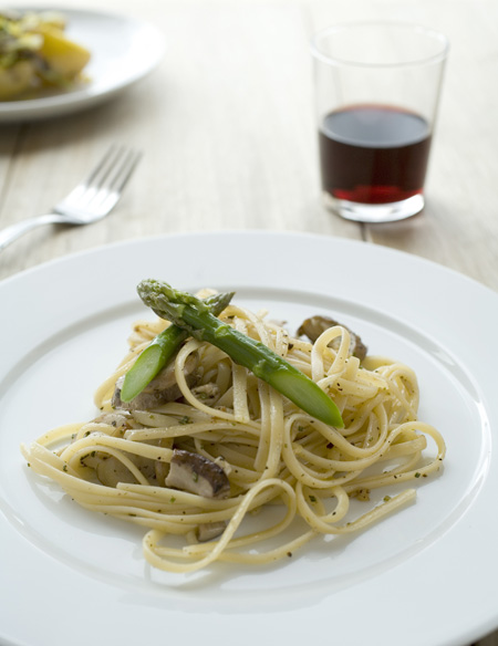 Tagliatelle with asparagus and porcini mushrooms