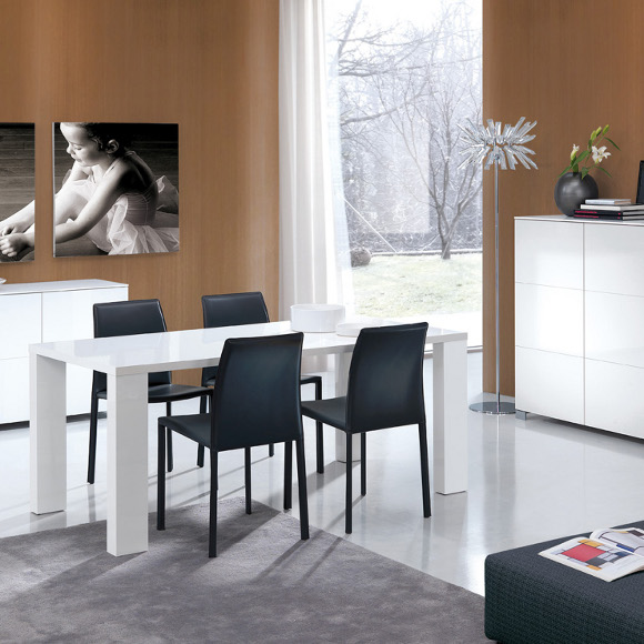 Oliver B gloss table