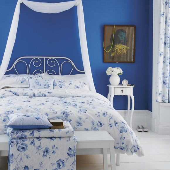 Bed-linen-in-indigo-bedroom