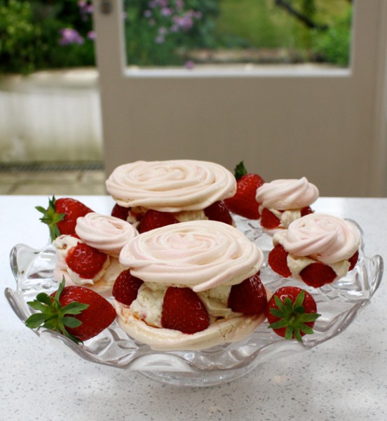 Strawberry-Pavlova
