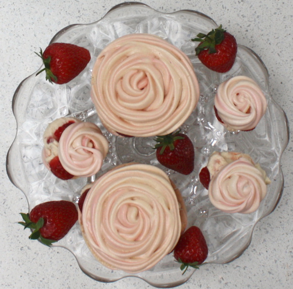 Wimbledon-mini-strawberry-pavlova