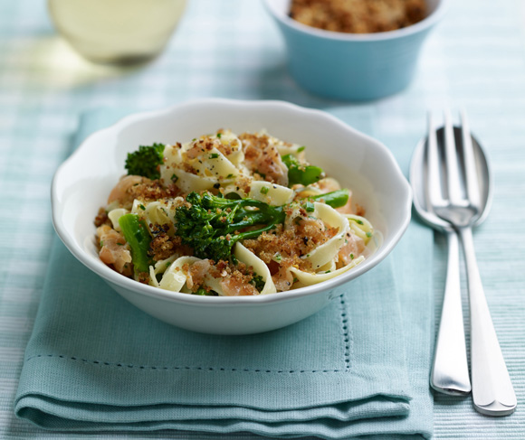 Creamy-Tenderstem-and-salmon-pasta-with-crumbs